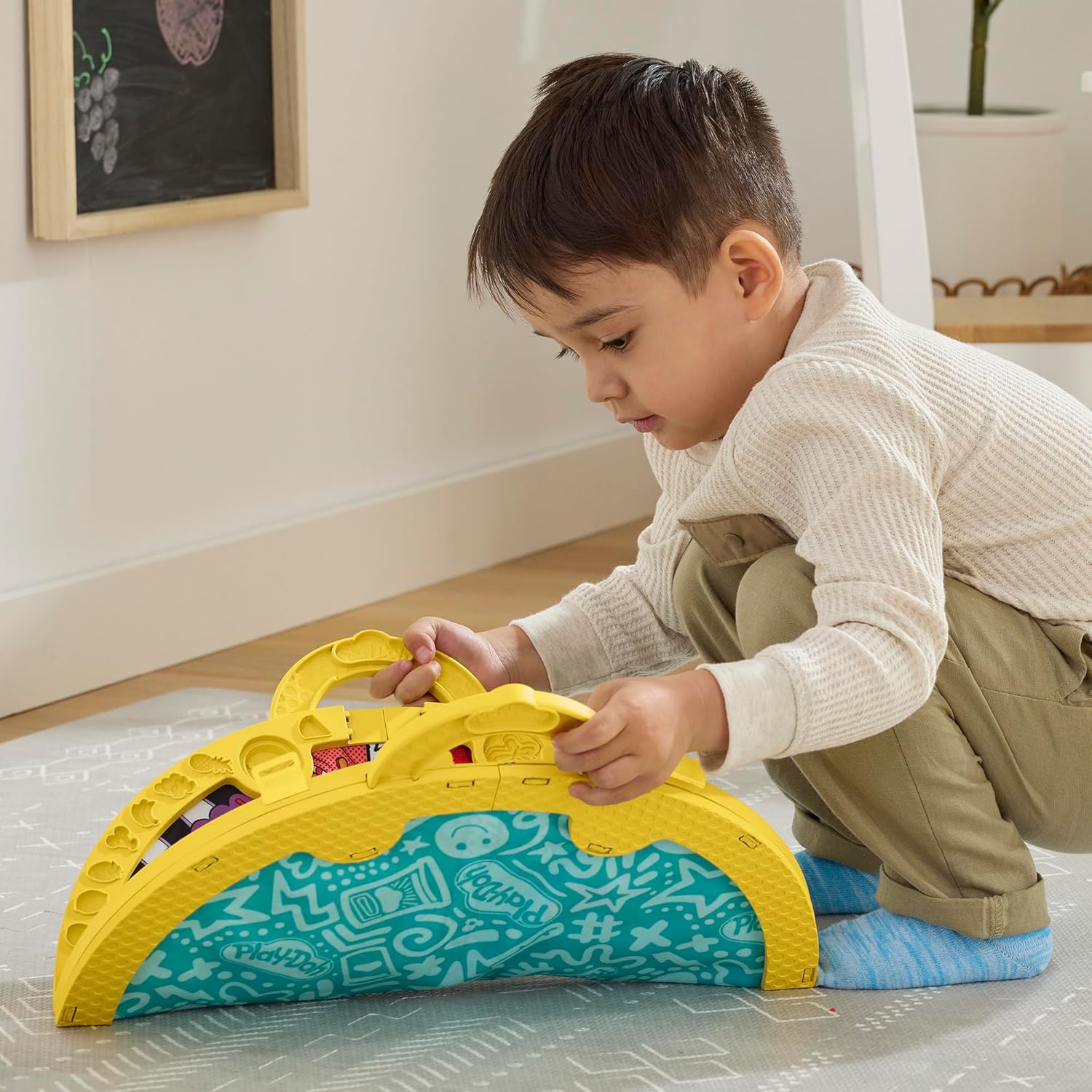 Hasbro Play-Doh Imagine Anywhere Starter Set Fold N Go Playmat - 24pc