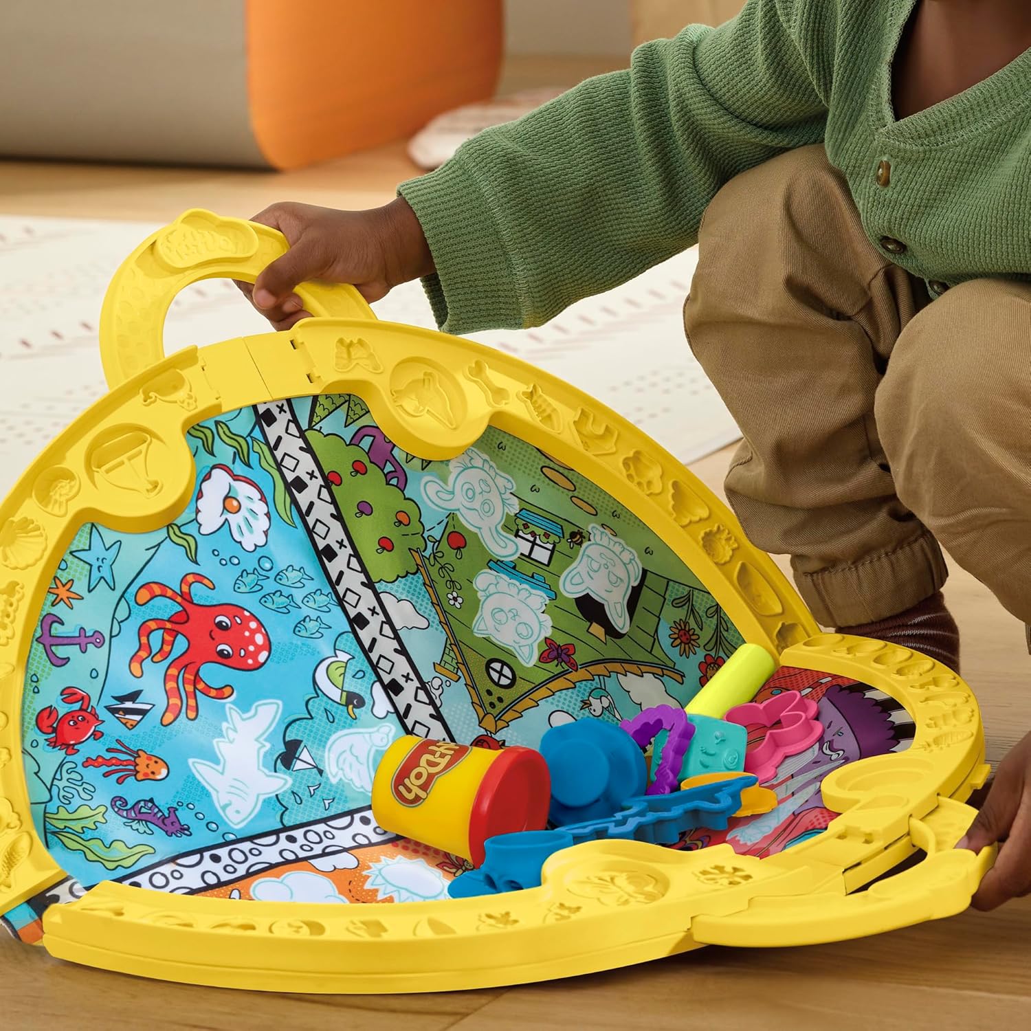 Hasbro Play-Doh Imagine Anywhere Starter Set Fold N Go Playmat - 24pc